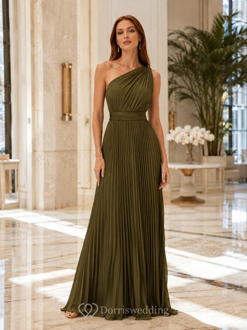Vestido de invitada largo hasta el suelo, de gasa, sin mangas, con un solo hombro, pliegues y espalda descubierta, color verde oscuro.