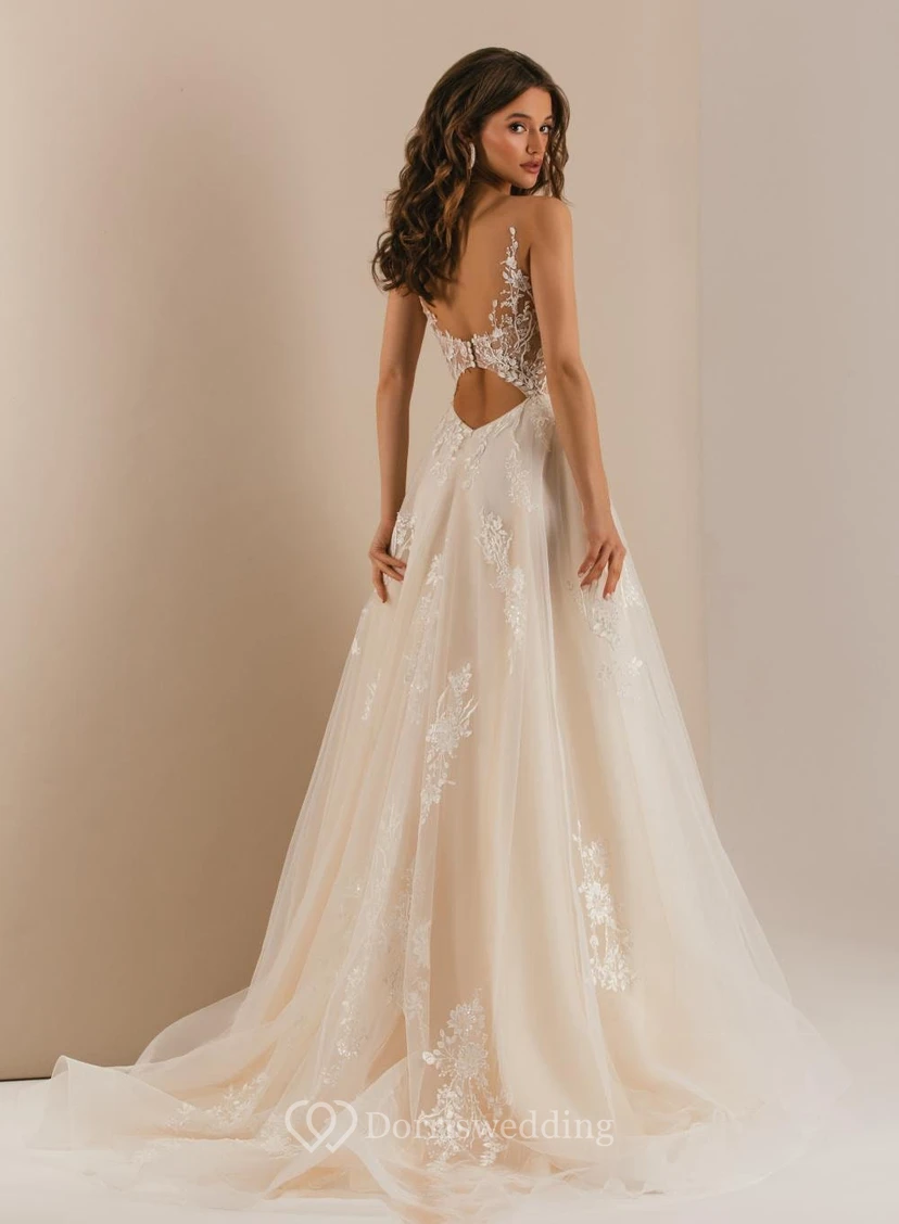 Robe de mariée vaporeuse et sexy en tulle, décolleté en V, sans manches, coupe trapèze, en tulle. view 2