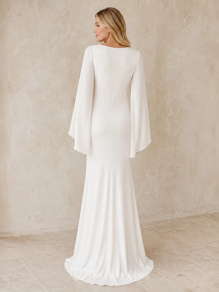 Robe de mariée simple à col en V, manches cape, fourreau et traîne, idéale pour les futures mamans. view 2