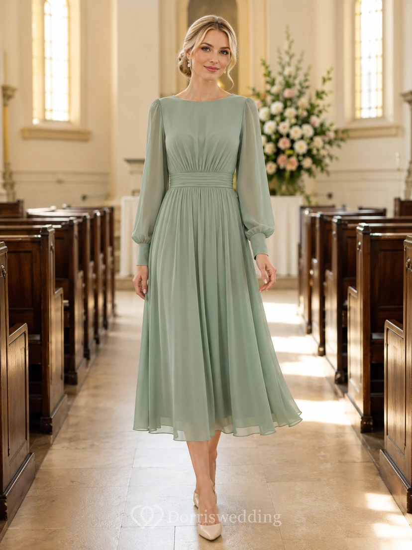 Robe midi plissée à manches longues en mousseline de sauge, idéale pour une invitée à un mariage.