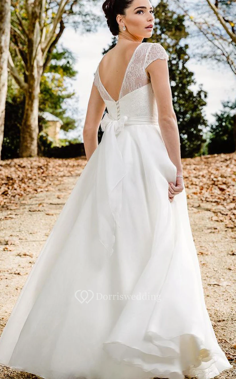 Robe de mariée vaporeuse en mousseline de soie à dentelle bateau, coupe trapèze, longueur au sol, dos nu plongeant et ruban. view 2