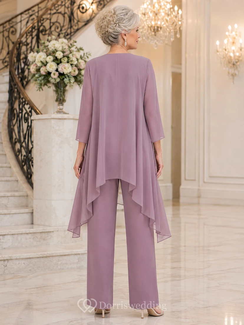 Eleganter Vintage-Hosenanzug in Mauve mit Wasserfallmuster für die Mutter der Braut, bestehend aus einer dreiviertellangen, drapierten Chiffonjacke mit Rundhalsausschnitt und einer weit geschnittenen Hose. view 2