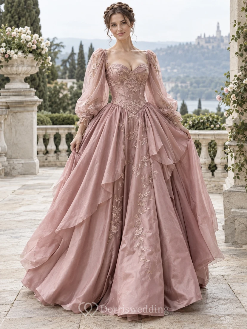 Robe de bal médiévale en satin rose poudré à manches longues et décolleté cœur.