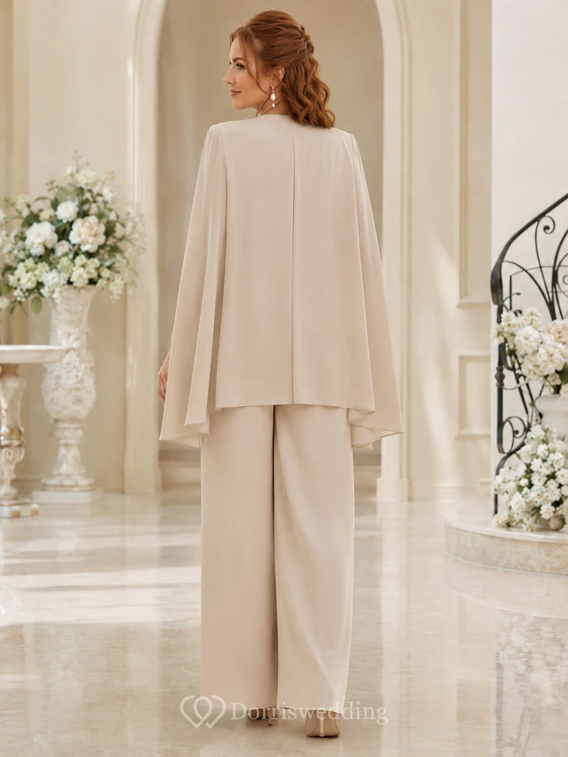 Veste cape sans manches à col bijou couleur champagne, pantalon deux pièces à jambes larges, tailleur-pantalon long. view 2
