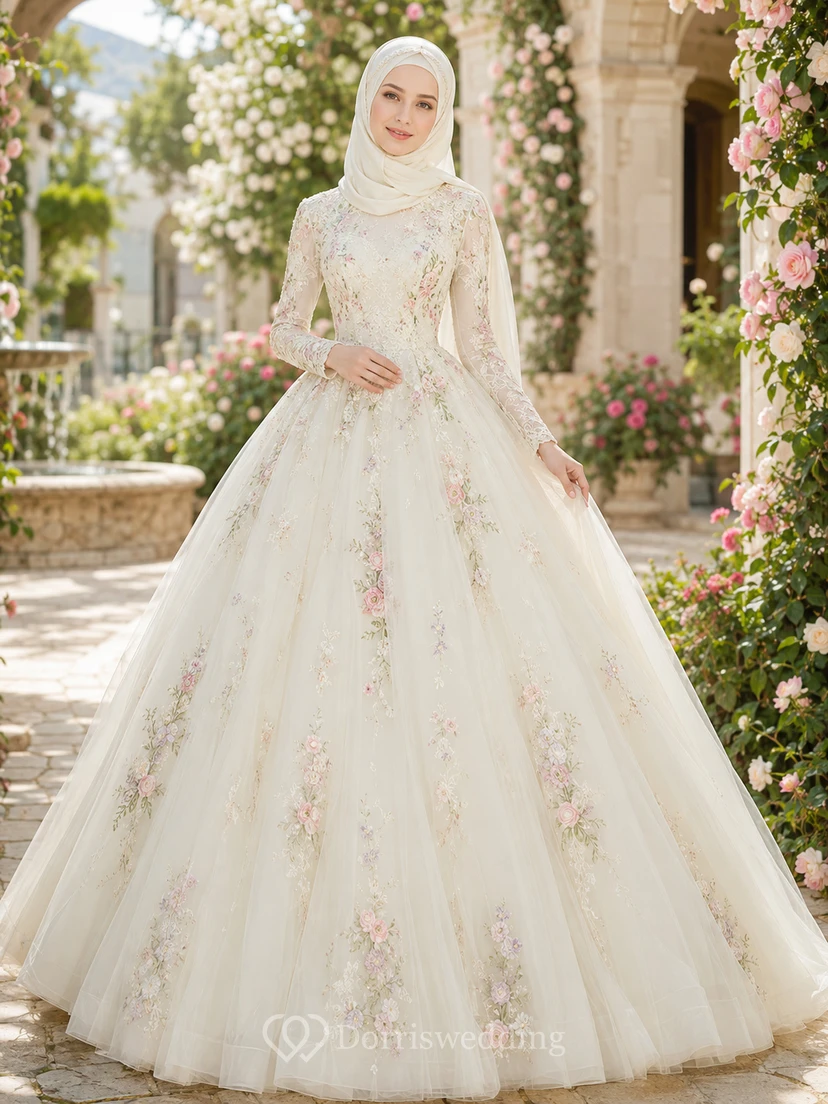 Vestido de novia de gala rosa con bordados y cuello alto, estilo musulmán, con estampado floral.