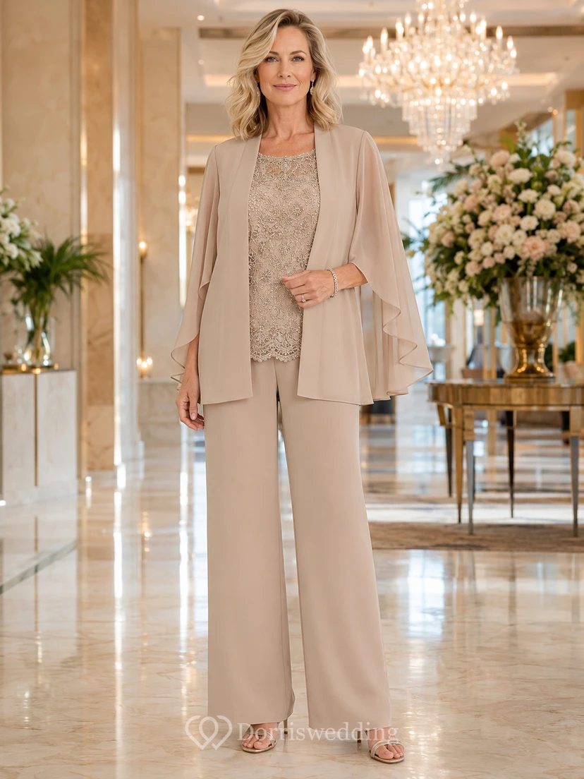 Eleganter, champagnerfarbener Hosenanzug aus Spitze mit weitem Bein, langem Cape und weitem Bein, Dreiviertelärmeln und fließendem Überwurf für die Mutter der Braut