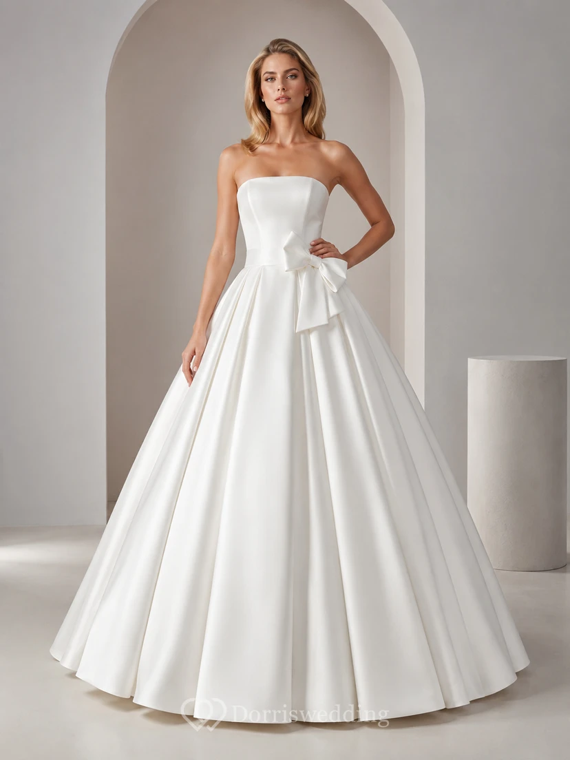 Robe de bal blanche simple sans bretelles en satin avec nœud et plis