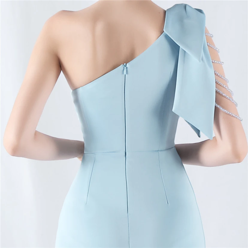 Vestido de noche de satén de alta gama con encaje de diamantes y diseño artesanal. view 37