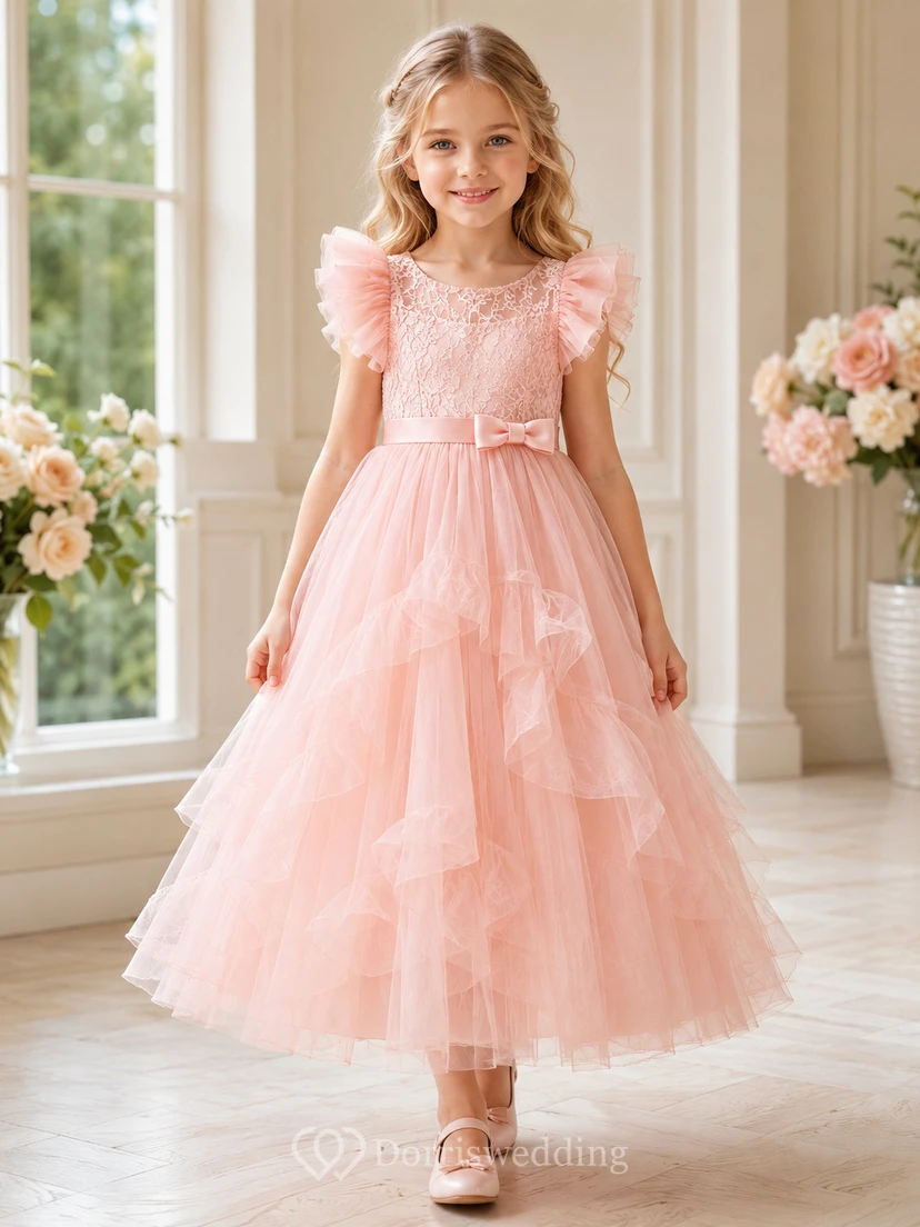 Robe de demoiselle d'honneur rose pêche en tulle superposé, coupe trapèze, avec volants, manches pétales et nœud.
