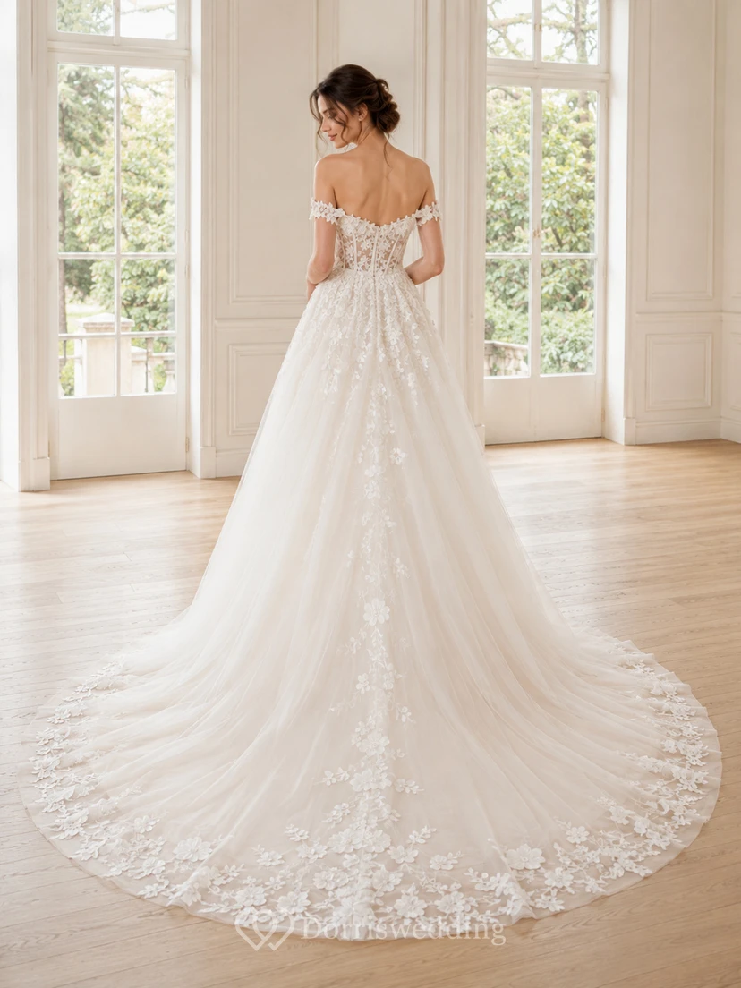 Robe de mariée en dentelle et tulle, épaules dénudées, manches courtes, coupe trapèze, traîne chapelle, ornée d'appliqués floraux. view 2