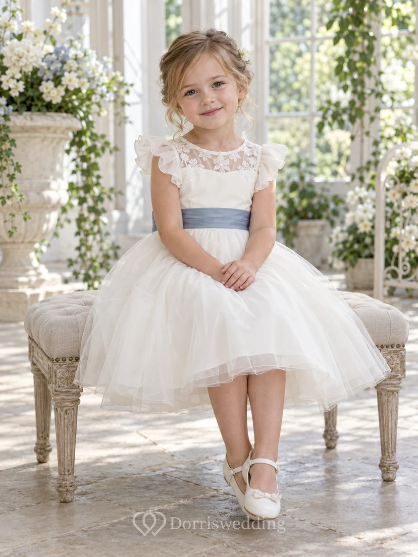 Elfenbeinfarbenes A-Linien-Kleid aus Spitze und Tüll, knielang, mit flatternden Ärmeln und blauer Schärpe, ideal für Blumenmädchen