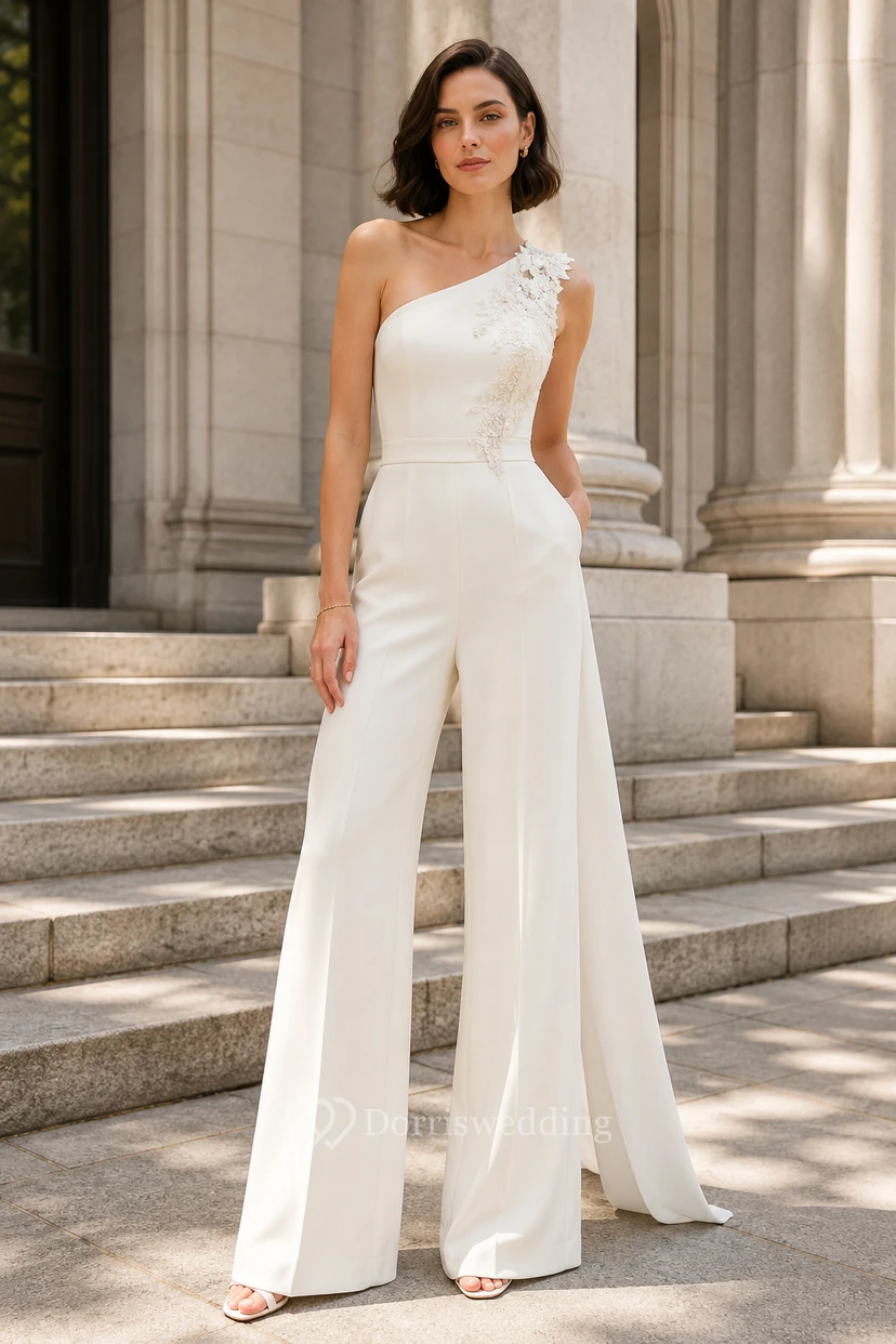 Combinaison de mariée asymétrique à bretelles ornées d'appliqués floraux