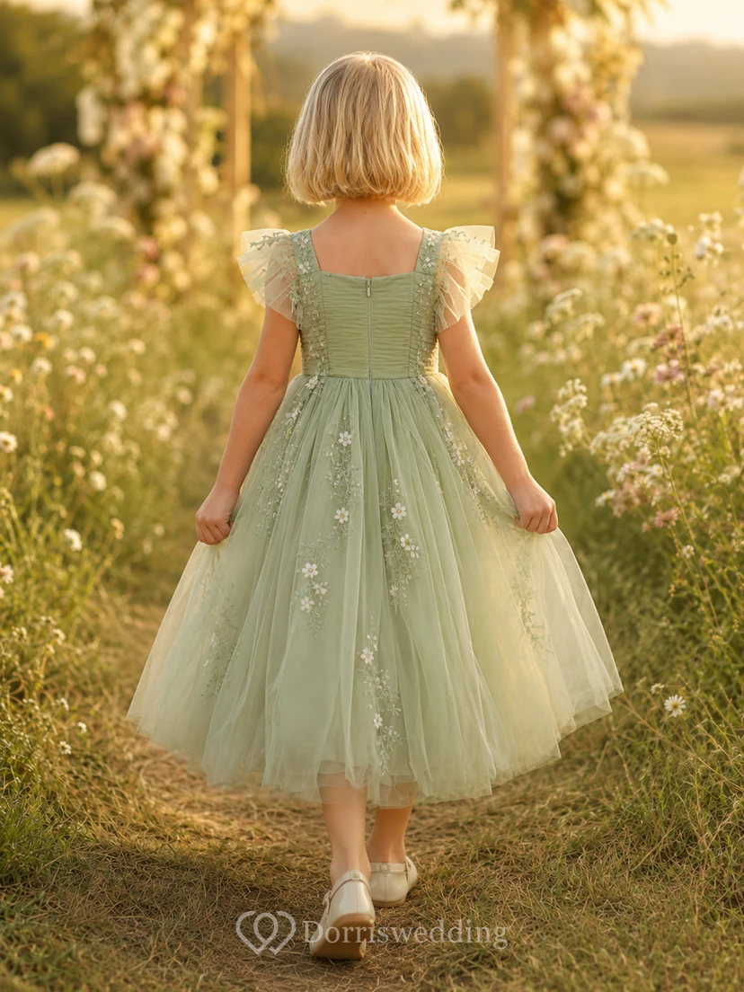 Vestido de niña de las flores color salvia, encaje y tul, corte en A, mangas con volantes, escote redondo, largo midi, apliques florales. view 2