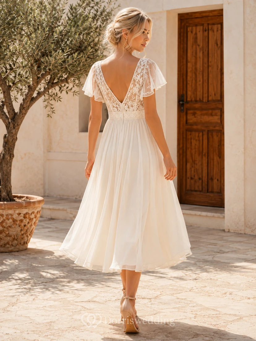 Vestido de novia bohemio de gasa con escote en V y mangas con volantes, ideal para bodas campestres en jardines. view 2