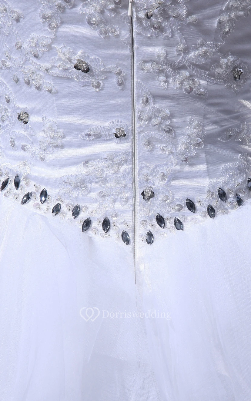 Robe courte bustier arrivant au genou, ornée de perles et de volants view 5