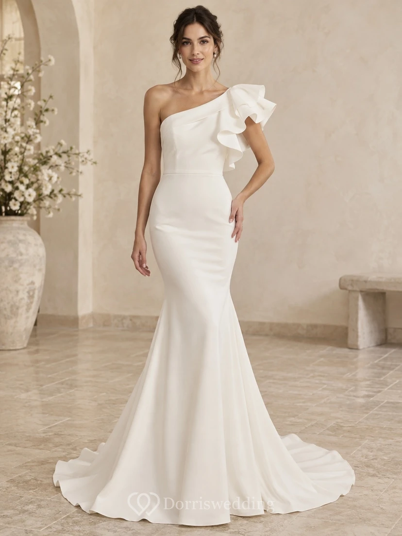 Modernes Meerjungfrauen-Brautkleid mit asymmetrischer One-Shoulder-Rüsche und Schleppe