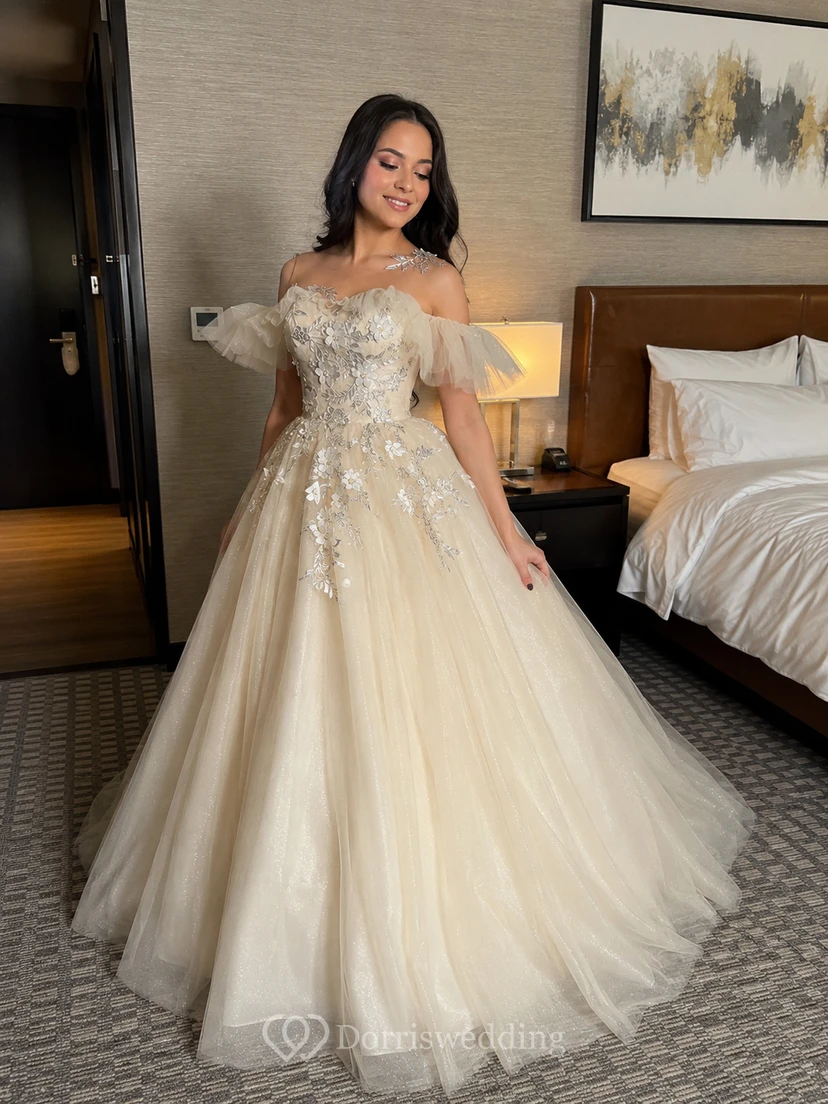 Robe de bal brodée vert clair à épaules dénudées view 10