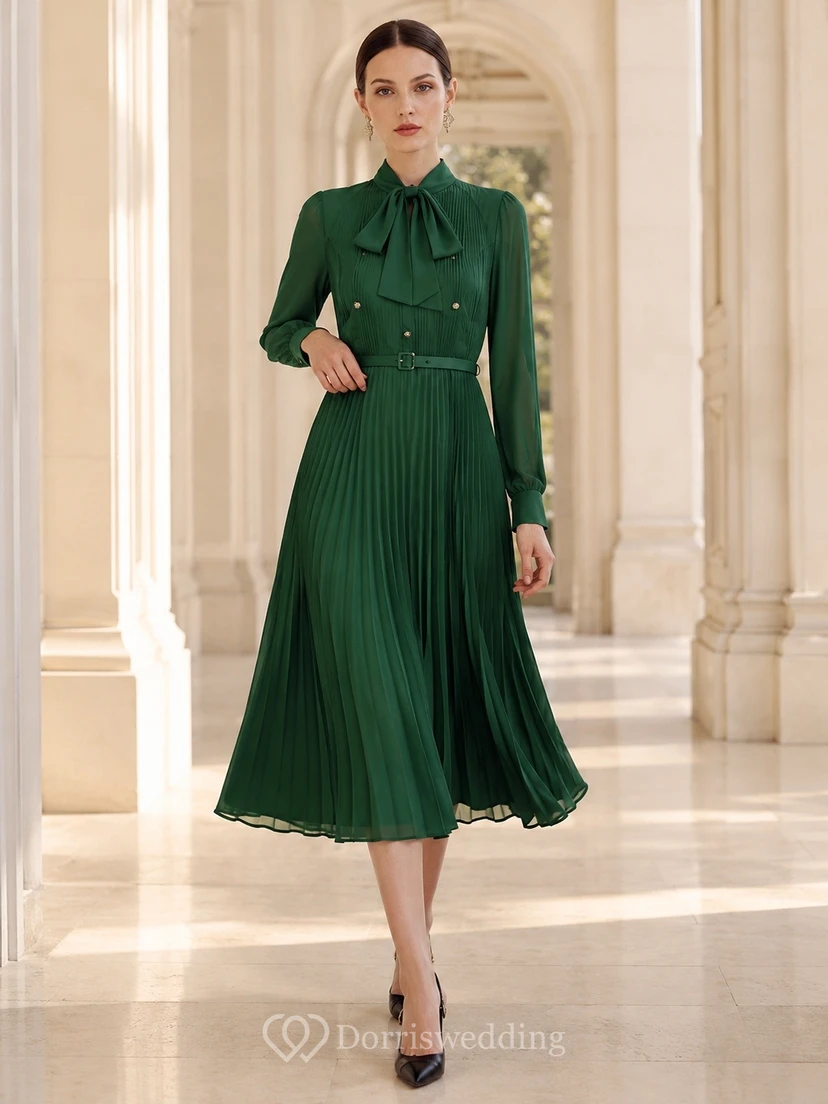 Grünes, hochgeschlossenes, langärmeliges, geknöpftes, plissiertes Samtkleid in Teelänge und A-Linie im Vintage-Stil