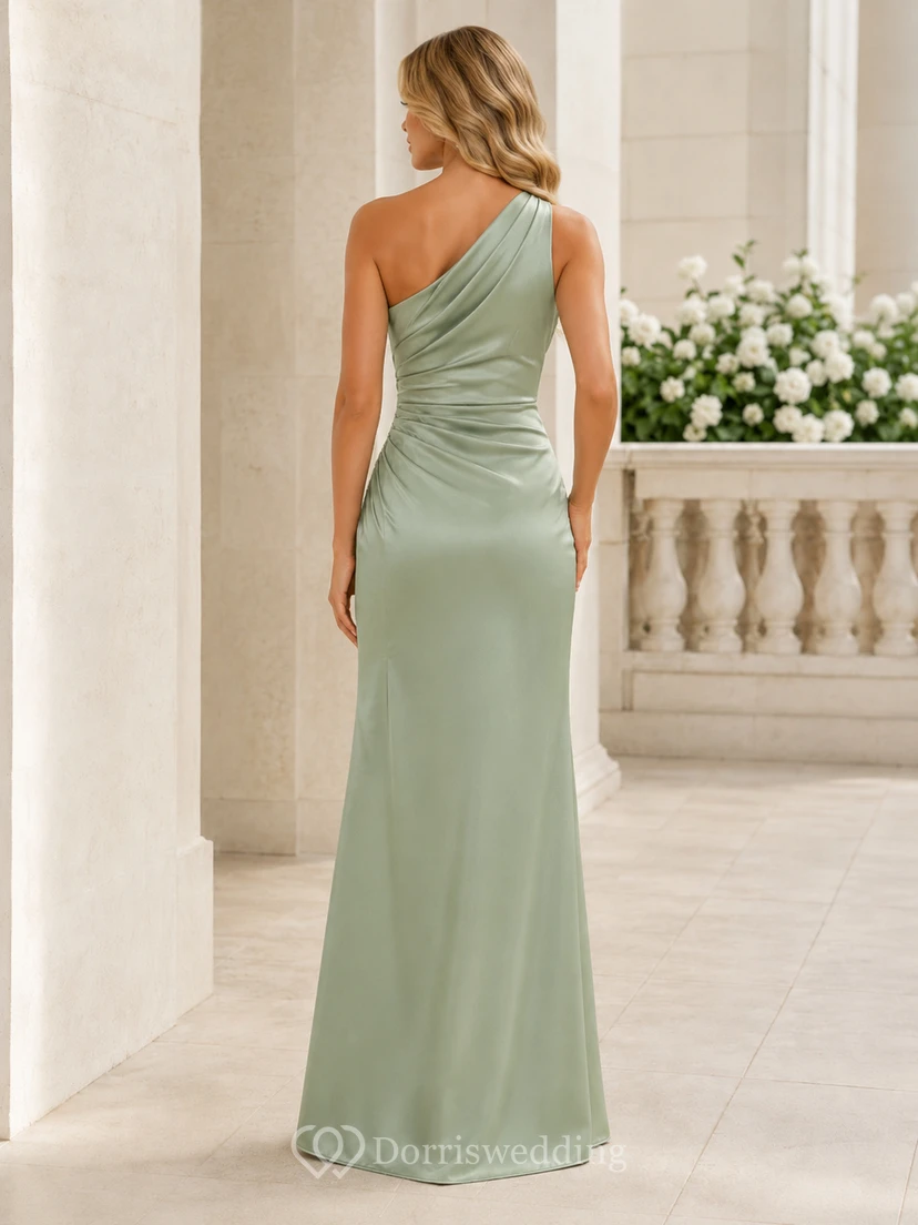Salbeigrünes, einseitig schulterfreies Satin-Abendkleid mit Schlitz view 2