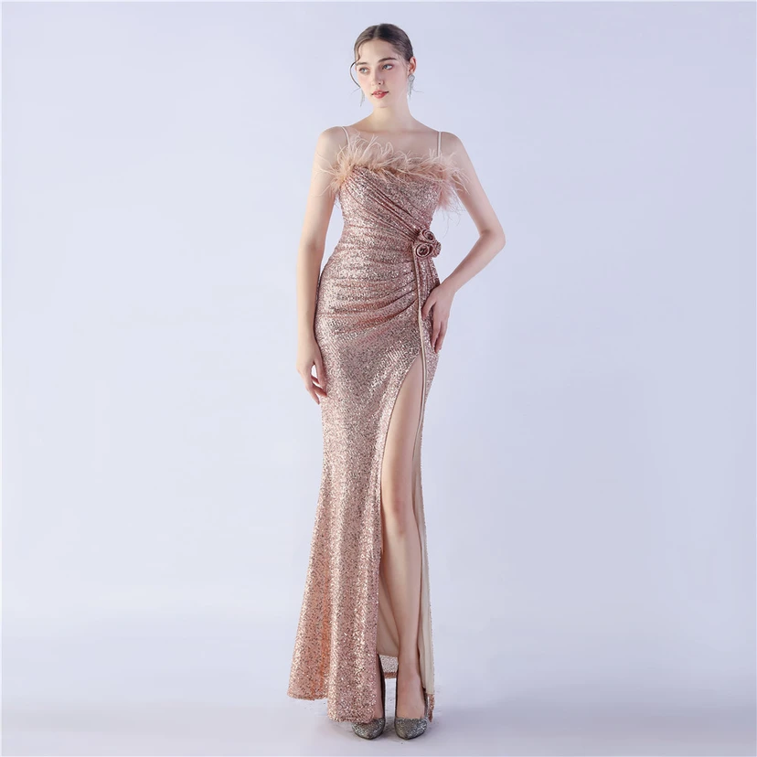 Vestido de noche de alta gama para bodas, con flores y detalles de plumas de avestruz. video preview