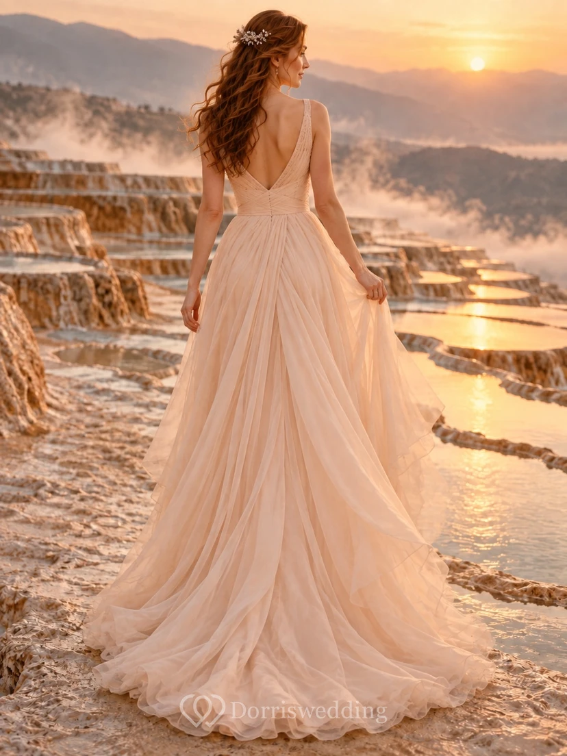 Vestido de novia sencillo de gasa plisada con escote en V color rosa empolvado y corte en A view 2
