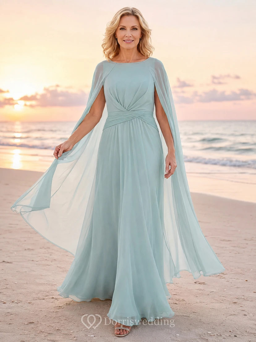 Himmelblaues, ätherisches Chiffon-Kleid in A-Linie mit U-Boot-Ausschnitt, langen, geschlitzten Cape-Ärmeln und bodenlangem Schnitt – perfekt für die Mutter der Braut am Strand.