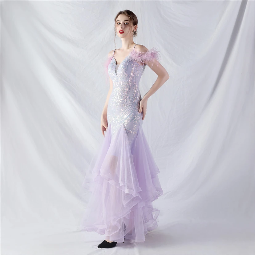 Robe de danse artisanale en filet rigide orné de plumes d'autruche, de perles et de fleurs, confectionnée en maille. view 43