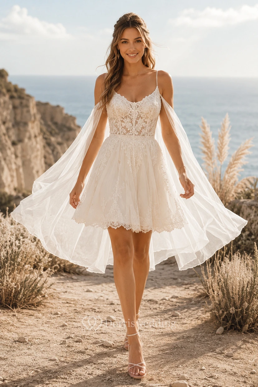 Robe de mariée courte en tulle à fines bretelles, corsage en dentelle et empiècements de cape transparents