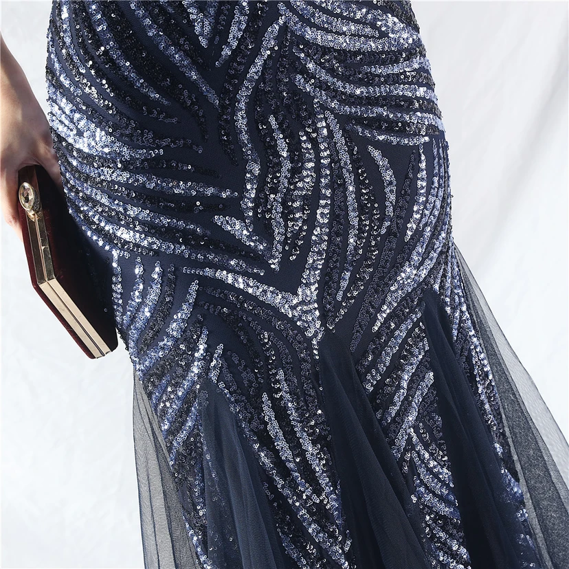 Schwer gearbeitetes, perlenbesetztes Abendkleid aus Netzgewebe mit superdichter Paillettenbesatz view 18