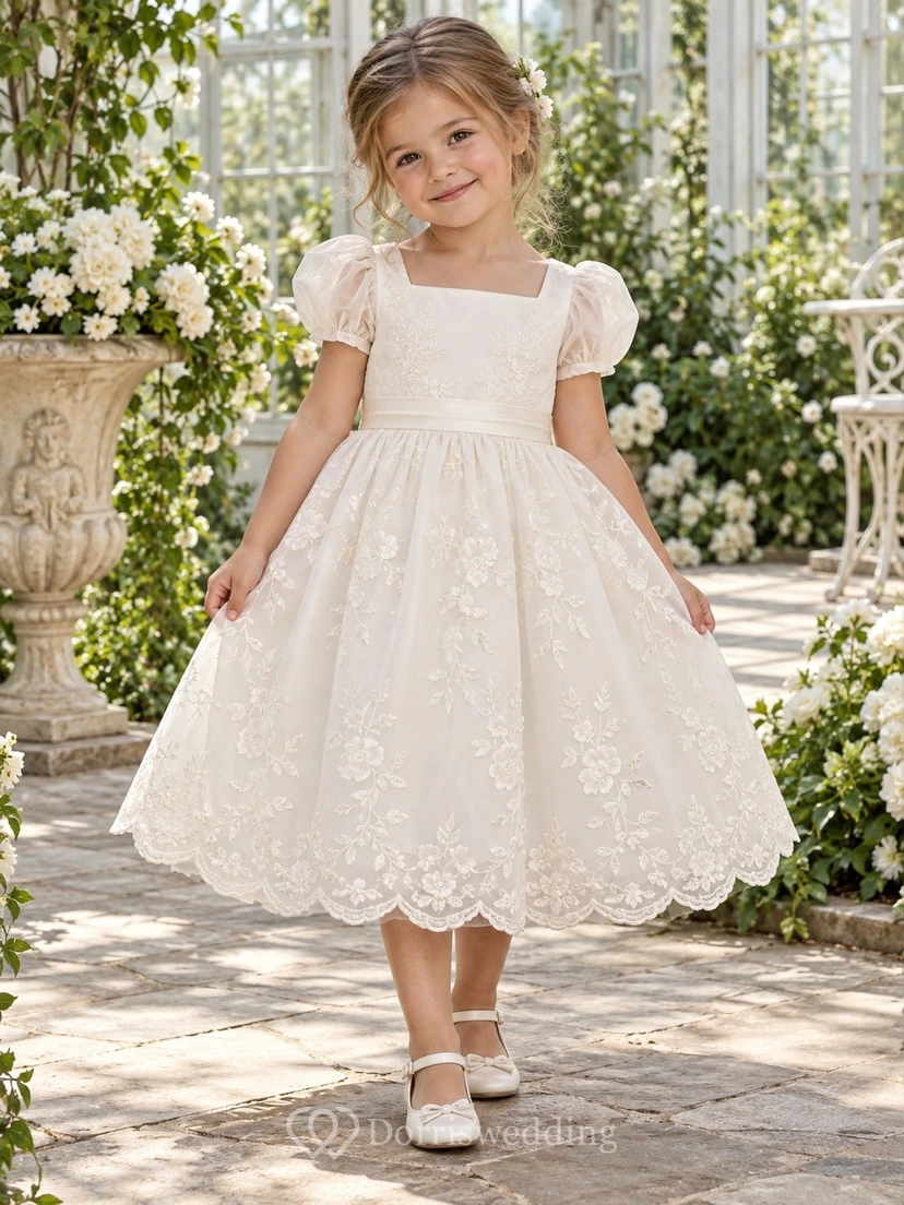 Teelanges, eckiges Ausschnitt-Kleid in Elfenbein mit floralem A-Linien-Muster, Spitze, Puffärmeln und Muschelsaum für Blumenmädchen