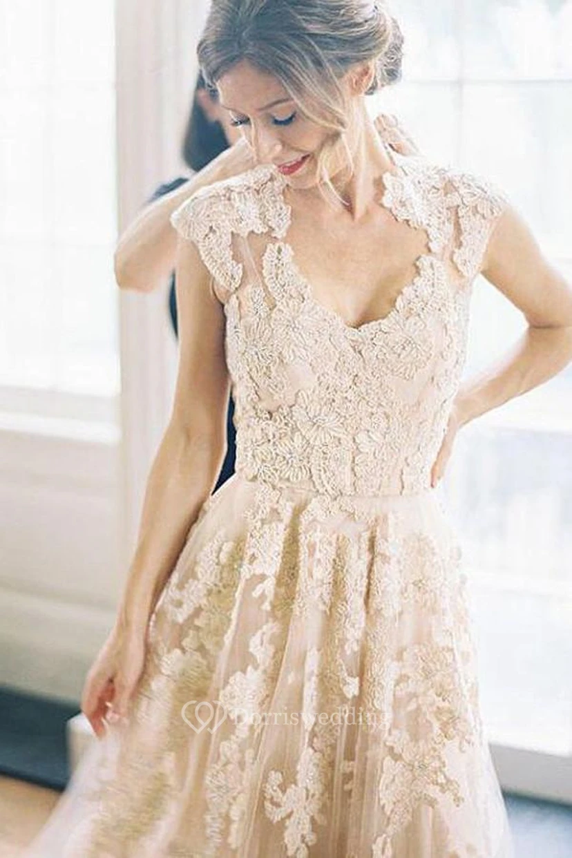 Hochwertiges, ärmelloses, bodenlanges Vintage-Brautkleid mit V-Ausschnitt und Spitze view 2