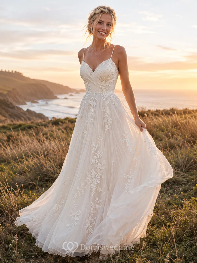 Robe de mariée de style bord de mer, à bretelles spaghetti, décolleté en V plongeant, dentelle et tulle, coupe trapèze, traîne, style bord de mer