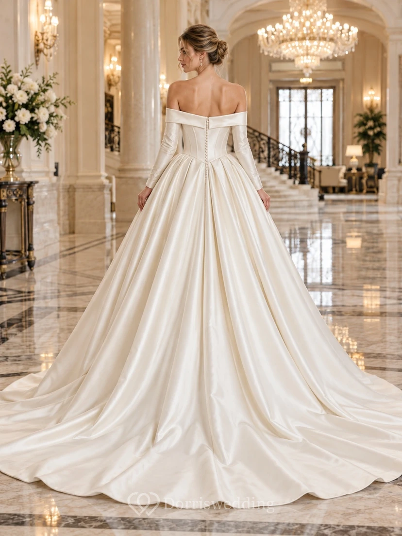 Robe de mariée simple en satin plissé à manches longues et épaules dénudées view 2