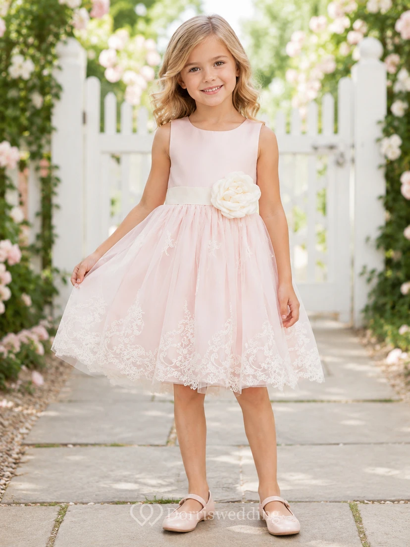 Sencillo vestido de niña de flores de tul con corte en A, cuello joya, falda a media pierna y falda plisada.