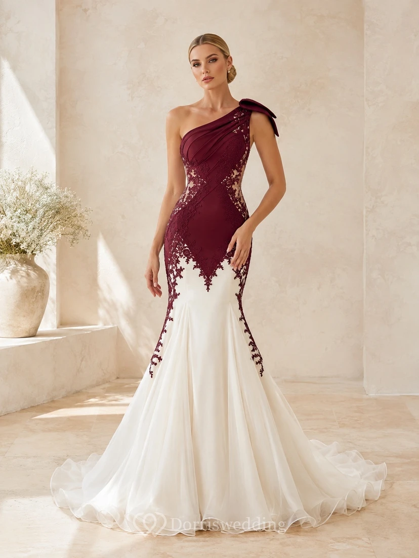 Elegantes, burgunderrotes, schulterfreies, besticktes Brautkleid aus Satin im Meerjungfrauenstil mit Schleppe und Meerjungfrauenschnitt in Meerjungfrauenform