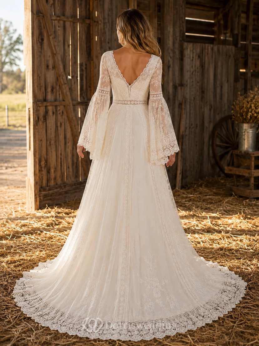 Vestido de novia rústico estilo bohemio con mangas acampanadas y encaje, ideal para bodas en granjas. view 2