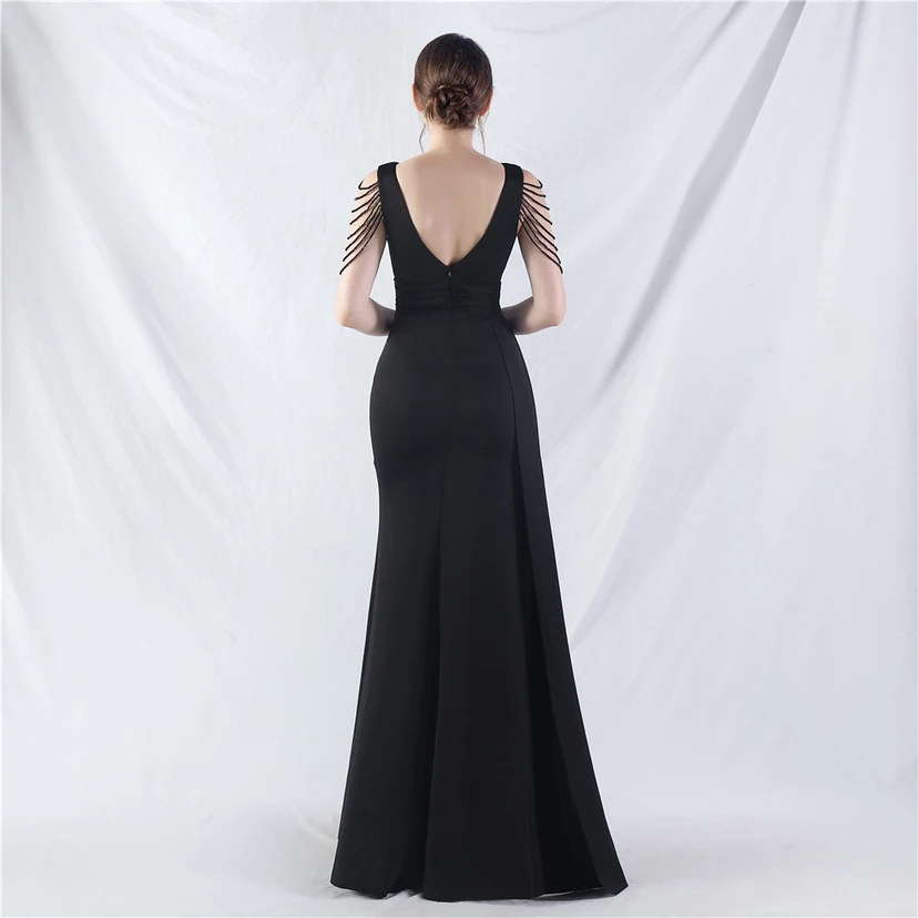Ein Abendkleid aus insgesamt 8 Farben, gefertigt mit aufwendiger Satinfalttechnik und Perlenstickerei. view 69