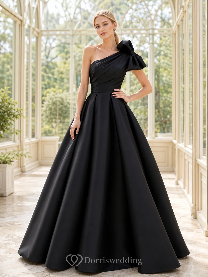 Schwarzes, einseitig schulterfreies, plissiertes Satin-Abendkleid mit Schleife und tiefem Rückenausschnitt