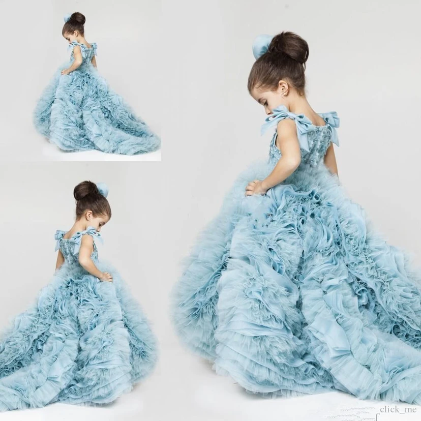 Attraktives Rüschenkleid mit Schleppe für Blumenmädchen, Perlenstickerei und Schleife view 3