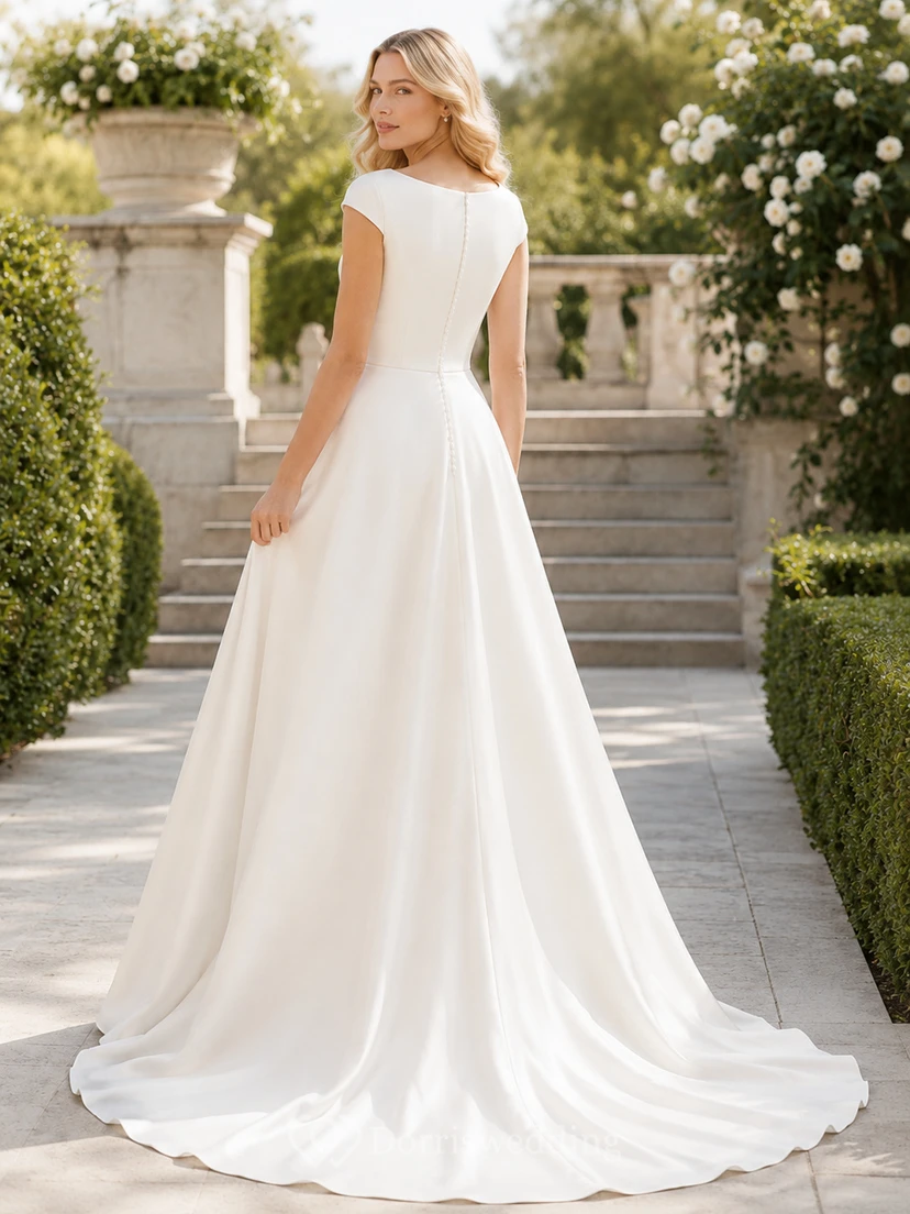 Robe de mariée classique en satin, coupe trapèze, manches bateau et traîne chapelle view 2