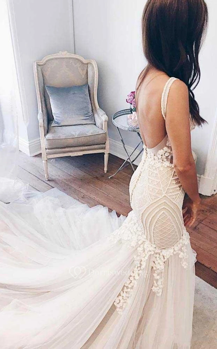 Robe de mariée sirène en tulle, luxueuse, sexy, décolleté en V et dos nu, style bohème, en dentelle et tulle. view 3