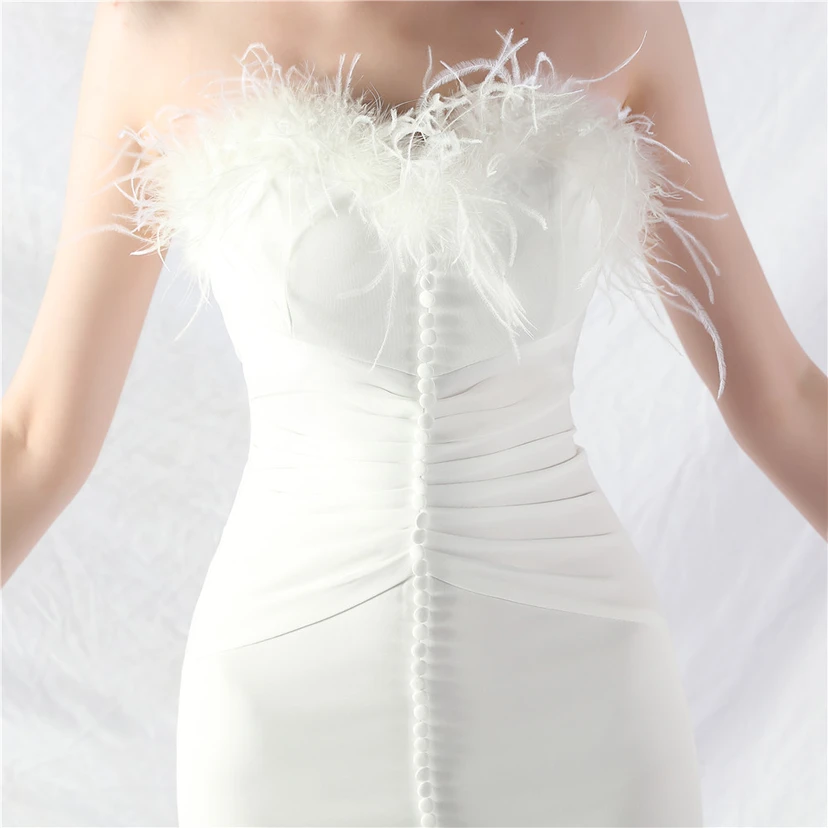 Vestido largo de noche de satén con plumas de avestruz, hecho a mano y con hebilla artística. view 8