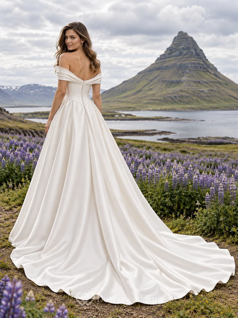 Sencillo vestido de novia de satén duquesa con escote palabra de honor, corte en A, corpiño drapeado con escote corazón y cola. view 2