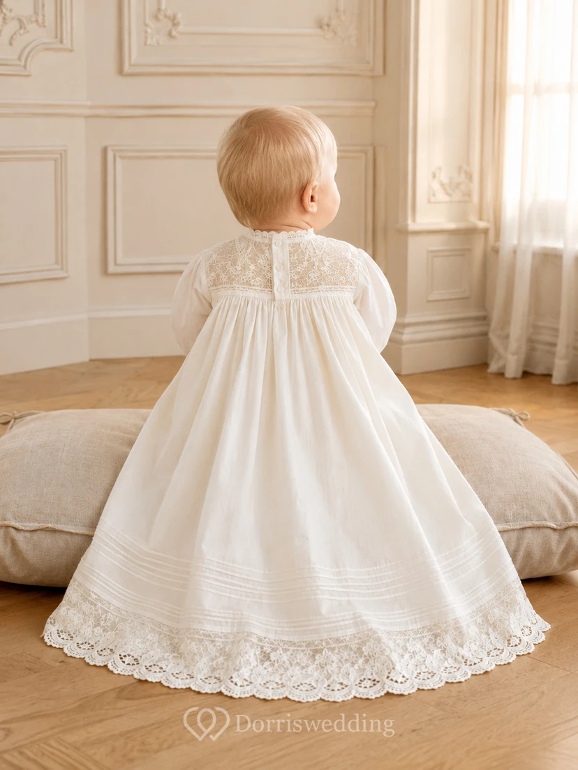Elfenbeinfarbenes Taufkleid mit Rüschenkragen und Spitzensaum für Jungen view 2