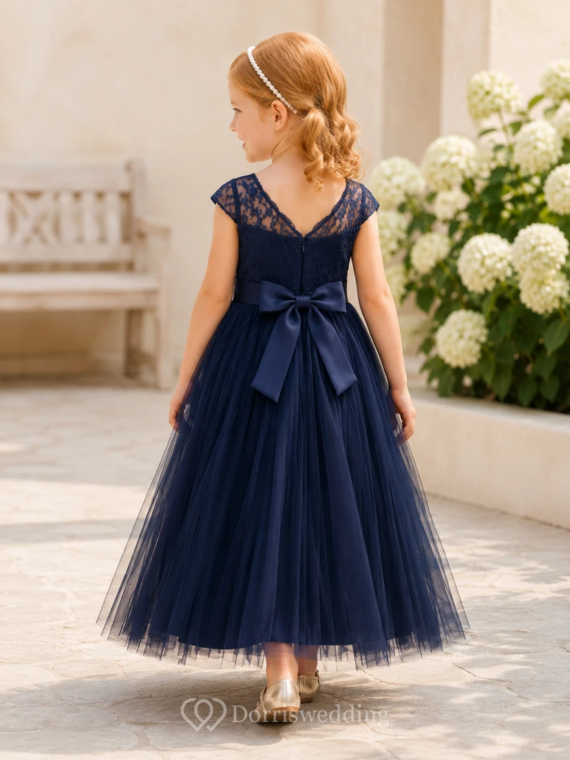 Marineblaues A-Linien-Kleid aus Tüllspitze für Blumenmädchen mit kurzen Ärmeln, Rundhalsausschnitt, wadenlangem Rock und Schleifendetail. view 2