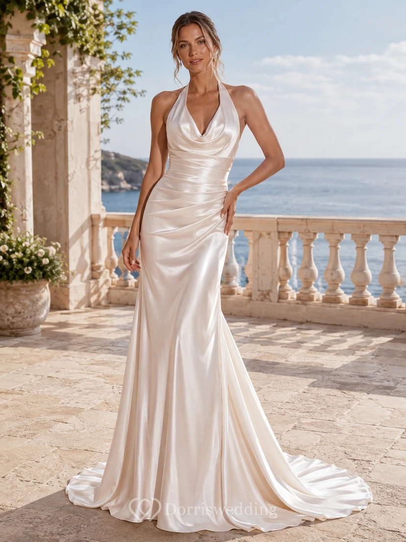 Vestido de novia formal con escote halter, corte A y cola larga para ceremonia.