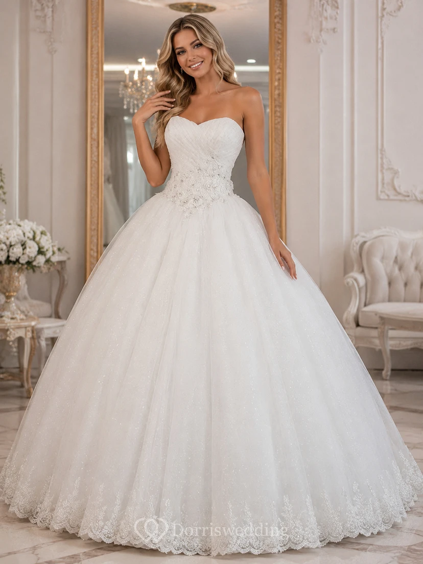 Vestido largo de gala con corte en A, escote palabra de honor, escote corazón, sin mangas, con pedrería, corsé, tul, encaje y satén.