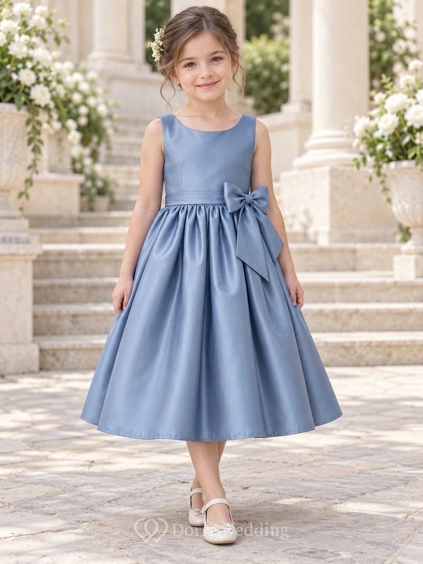 Teelanges, schlichtes blaues Sommerkleid in A-Linie aus Satin, ärmellos, mit seitlicher Schleife und Blumenmädchen-Detail