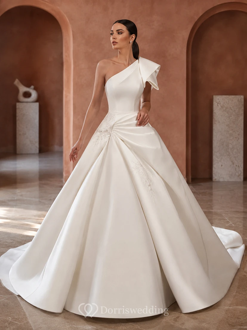 Robe de bal asymétrique en satin plissée avec traîne courte
