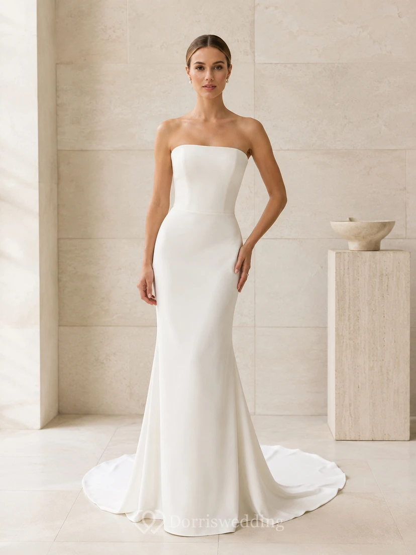 Minimalistisches Brautkleid aus Satin im Meerjungfrauenstil, trägerlos, mit Schleppe